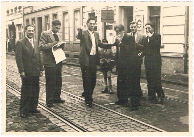 Vermessung auf der Peterstraße in der Höhe des Lokals Schiffer vlnr: Fritz Stehr - Hermann Scheulen - Helmut Geifes - Hugo Schüller - Fritz Ingmanns - Willi Bruns